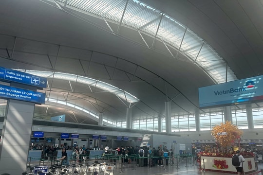 Sân bay Tân Sơn Nhất thông thoáng, thủ tục nhanh gọn trong ngày cuối cùng năm Giáp Thìn