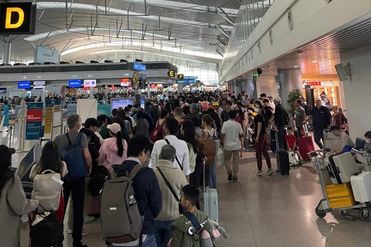 Chưa hết Tết, người dân tấp nập trở lại TP.HCM qua sân bay Tân Sơn Nhất