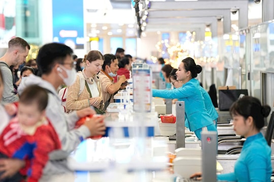 Sân bay Nội Bài bận rộn nhất sau Tết, khách tăng vọt ngày cuối kỳ nghỉ