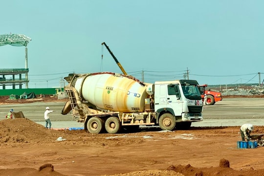 Sôi động trên công trường những ‘siêu dự án’ hàng không ngày đầu năm mới