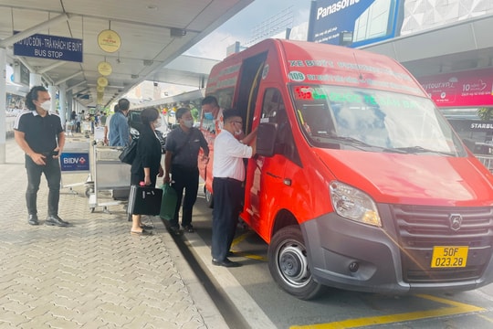 Hơn 700 khách được xe buýt trung chuyển miễn phí từ Tân Sơn Nhất ra điểm đón xe dịp Tết