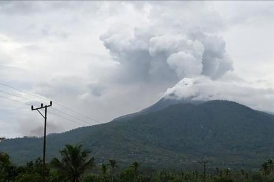 Tro bụi bao phủ bầu trời, một sân bay Indonesia phải đóng cửa vì núi lửa