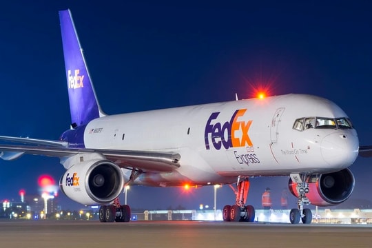 Động cơ bốc cháy dữ dội, máy bay chở hàng của FedEx hạ cánh khẩn cấp