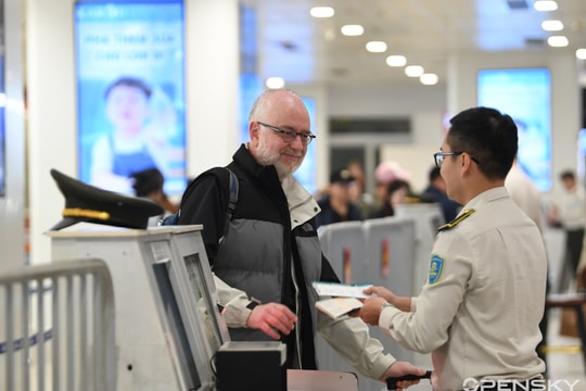 Việt Nam miễn thị thực nhập cảnh cho công dân 12 nước thêm 3 năm