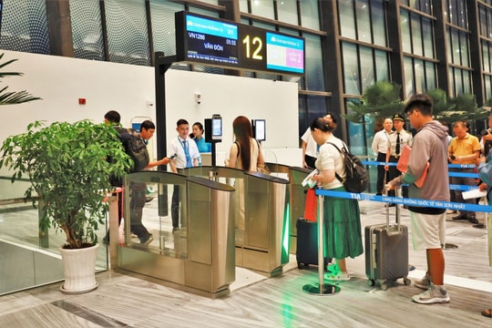 Tăng tần suất bay phục vụ dịp kỷ niệm 50 năm ngày Giải phóng miền Nam, Thống nhất đất nước