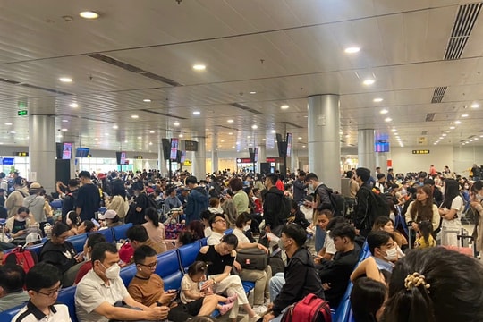Hàng loạt chuyến bay bị delay kéo dài
