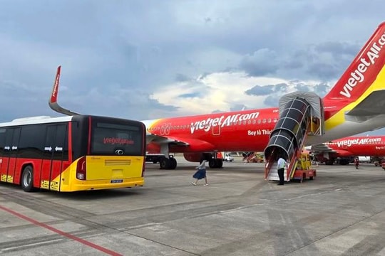 Vietjet xin lỗi vì delay, bồi thường bằng voucher cho khách hàng