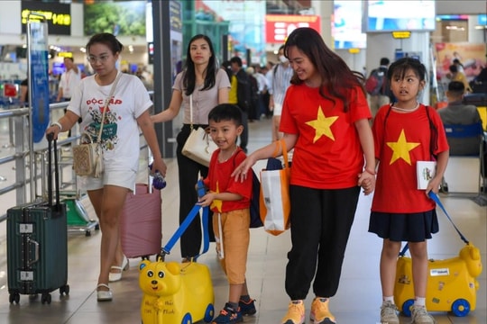 Nội Bài tấp nập trong ngày cao điểm nhất dịp lễ 30/4-1/5