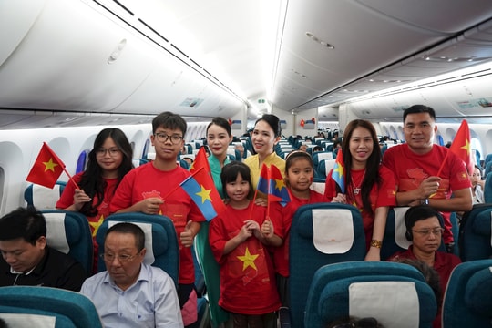 Chuyến bay đặc biệt trong ngày kỷ niệm 50 năm thống nhất non sông