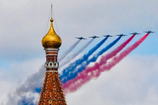 Dàn tiêm kích Su-30SM, MiG-29 phô diễn sức mạnh trên bầu trời Moscow