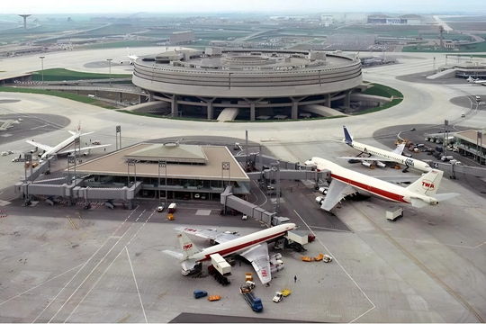 Sân bay Charles de Gaulle tê liệt, 1.300 chuyến bay không thể cất - hạ cánh