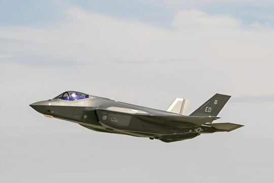 Tổng thống Trump tiết lộ siêu tiêm kích tàng hình F-55 và F-22 Super