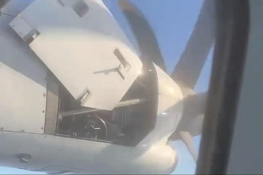 Nắp động cơ bung giữa không trung, máy bay Mandarin Airlines hạ cánh khẩn cấp