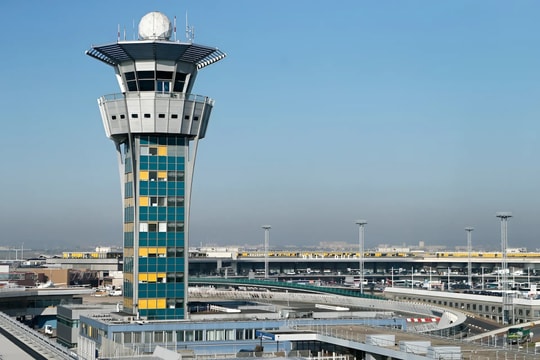 Sân bay ở Paris bị tê liệt: Những nghi vấn khi kiểm soát không lưu mất kiểm soát