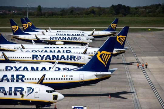 Bị Delay quá nhiều, Ryanair phạt khách, gây sức ép chính quyền