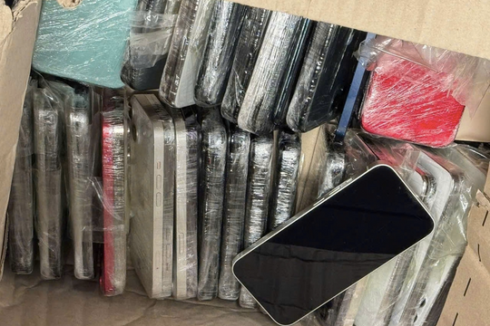 Liên tiếp phát hiện buôn lậu điện thoại qua đường hàng không