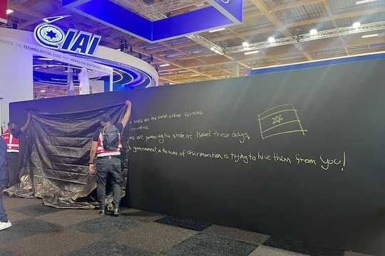 Gian hàng Israel bất ngờ bị “bức tường đen” vây kín tại Paris Air Show 2025