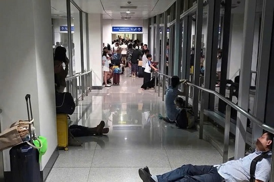 Hành khách "kẹt" ngoài hành lang Tân Sơn Nhất vì lỗi phối hợp