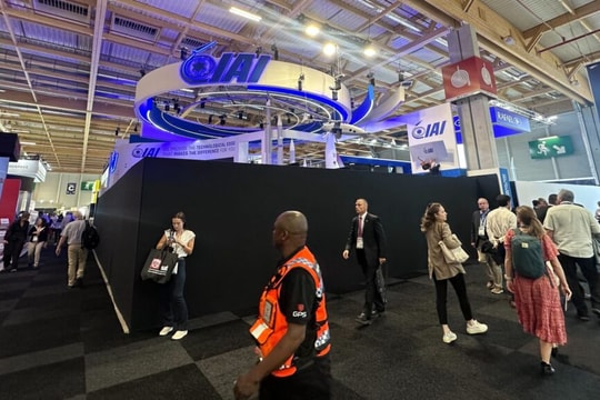 Gian hàng bị đóng, Israel Rafael dọa kiện chính phủ Pháp