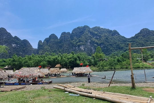 Vé máy bay tăng cao dịp hè, nhiều gia đình gác lịch về quê, đi chơi xa