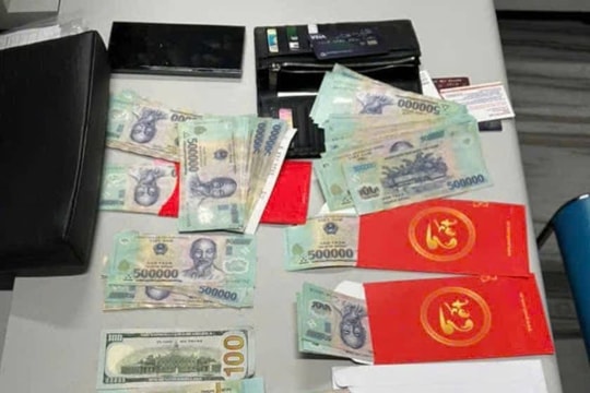 Nhân viên sân bay Tân Sơn Nhất trả lại 100 triệu đồng cho khách bỏ quên