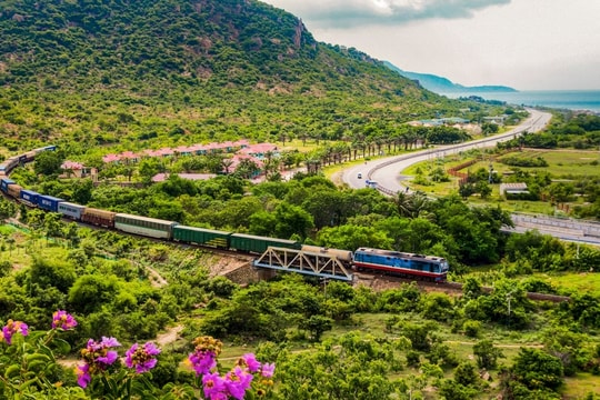 Tàu Thống Nhất vào top "hành trình tàu hỏa tuyệt vời nhất thế giới"