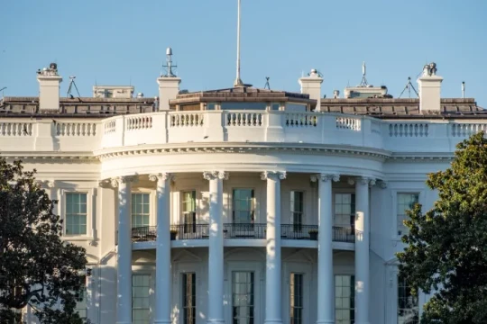 Tổng thống Trump thúc đẩy bay siêu thanh, mở cửa cho drone trong không phận Mỹ