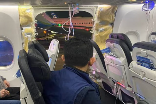 Bung tấm ốp máy bay Boeing 737 vì không lắp 4 bu-lông khi bảo dưỡng