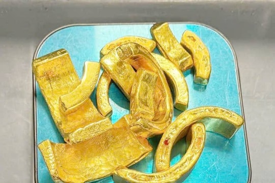 Phát hiện khách giấu gần 2kg kim loại vàng trong ống kính