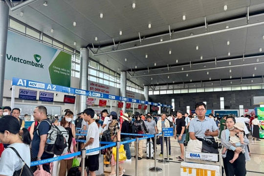 Các sân bay chạy hết công suất phục vụ cao điểm hè
