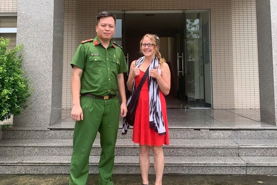 Trả lại tài sản, giấy tờ cho khách nước ngoài sau 3 giờ truy tìm