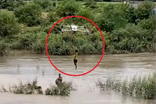 Dùng drone cứu 2 cháu bé mắc kẹt giữa dòng nước lũ