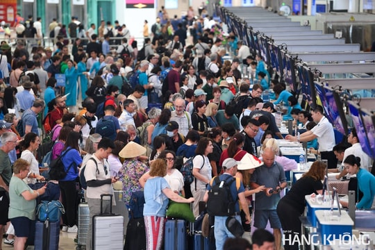 Người dân đổ về Hà Nội xem "concert quốc gia", giá vé máy bay dịp 2/9 leo thang