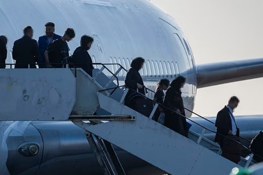 Chiến dịch không vận bí ẩn di dời 18.000 người của Anh