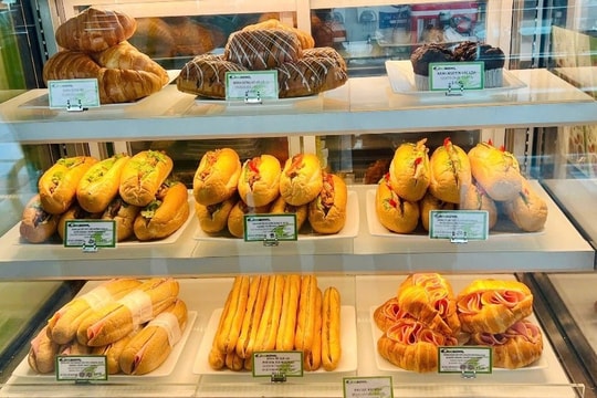 Bán bánh mì, phở… ở sân bay thu tiền tỷ