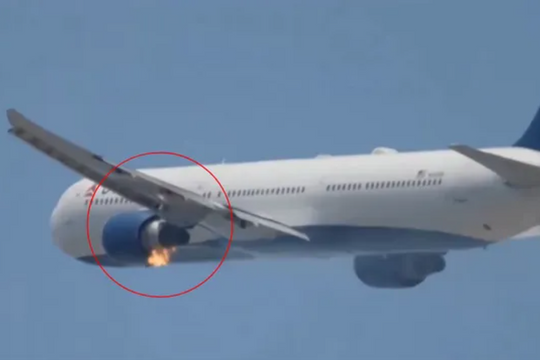 Máy bay Boeing 767 cháy động cơ, hạ cánh khẩn cấp ở Los Angeles