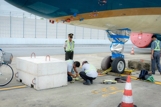 Cận cảnh chằng, néo máy bay tại Nội Bài