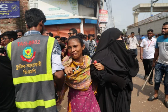 Phụ huynh khóc ngất khi 25 trẻ em thiệt mạng do máy bay rơi trúng trường học