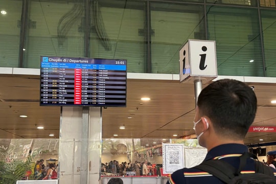 Ảnh hưởng bão số 3, hàng loạt hành khách bị trễ chuyến tại sân bay Tân Sơn Nhất