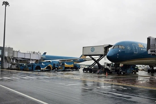 Cảng hàng không an toàn sau bão, hãng bay rục rịch cất cánh trở lại