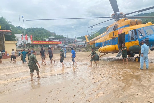Trực thăng quân sự cứu trợ vùng lũ bị cô lập ở Nghệ An