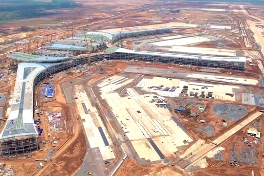 Công trường sân bay Long Thành mùa mưa bão, làm đến đâu che chắn đến đó