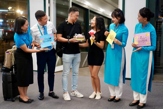 Chụp ảnh cưới ở sân bay, đôi bạn trẻ bất ngờ nhận được quà