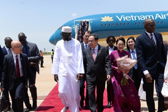 Chủ tịch Quốc hội Senegal ấn tượng về chất lượng và quy mô của Vietnam Airlines