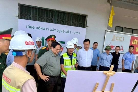Thủ tướng kiểm tra tiến độ xây dựng Nhà ga T2 sân bay Đồng Hới