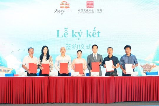 Tuân Nghĩa (Trung Quốc) mang đặc sản văn hóa và rượu Mao Đài đến Hà Nội