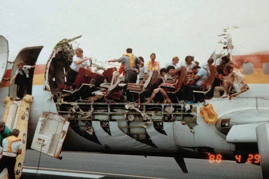 Vụ tai nạn khiến máy bay rách toạc và cái kết hy hữu đầy may mắn