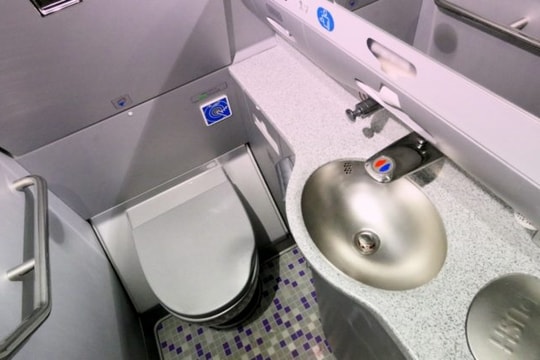 Hành hung tiếp viên hàng không vì không cho dùng nhà vệ sinh