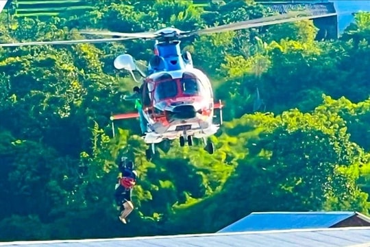 Dùng trực thăng giải cứu thành công 8 người dân bị mắc kẹt, cô lập ở Sơn La