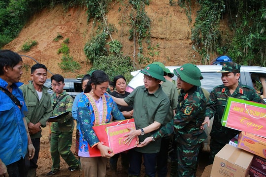 Phó Thủ tướng trực tiếp chỉ đạo công tác cứu trợ bằng trực thăng tại vùng lũ Điện Biên